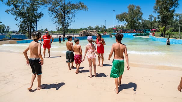 Estalló el verano en Buenos Aires: la nueva pileta con olas que es furor para los niños