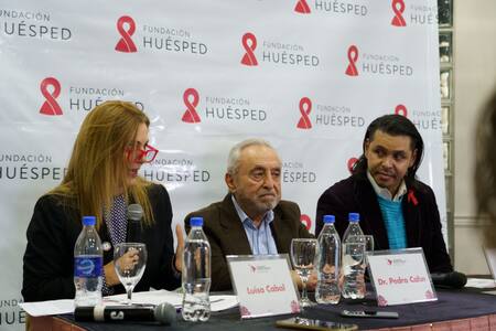 Pedro Cahn y Luisa Cabal en la presentación del informe. Fuente: Fundación Huésped.
