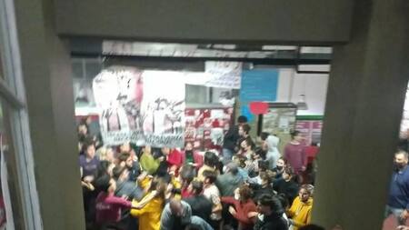 Batalla campal en la Facultad de Filosofía y Letras, foto Twitter
