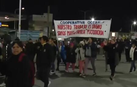 Manifestación de trabajadores de La Salada. Fotografía: Agencia Noticias Argentinas / captura