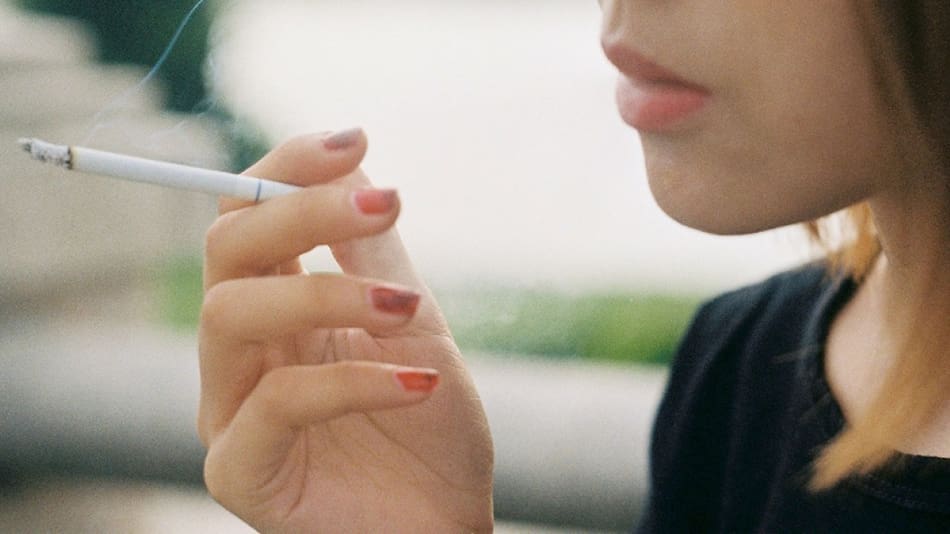Fumar durante el embarazo se asocia a un mayor riesgo de retraso del crecimiento fetal. Foto: Unsplash.