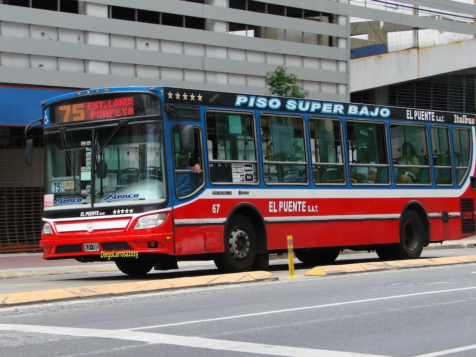 Línea de colectivo 75.