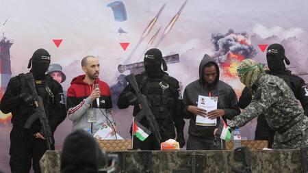 Liberación de dos rehenes israelíes en Gaza por parte de Hamás. Foto: REUTERS.