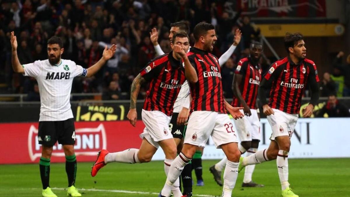 Festejo de Mateo Musacchio en triunfo del Milan sobre el Sassuolo
