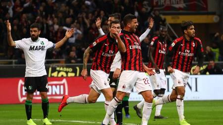 Festejo de Mateo Musacchio en triunfo del Milan sobre el Sassuolo