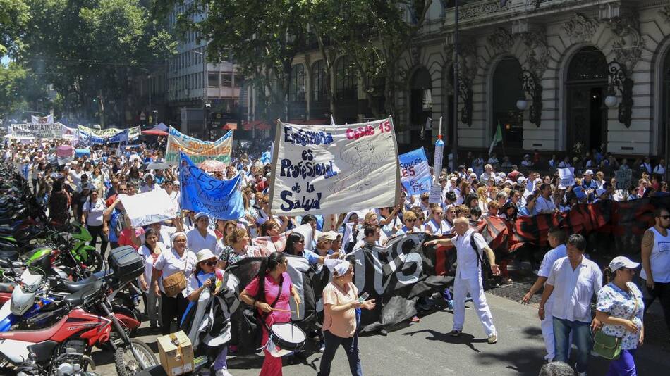 Enfermeros marchan contra la reforma laboral en salud en Plaza de Mayo, NA