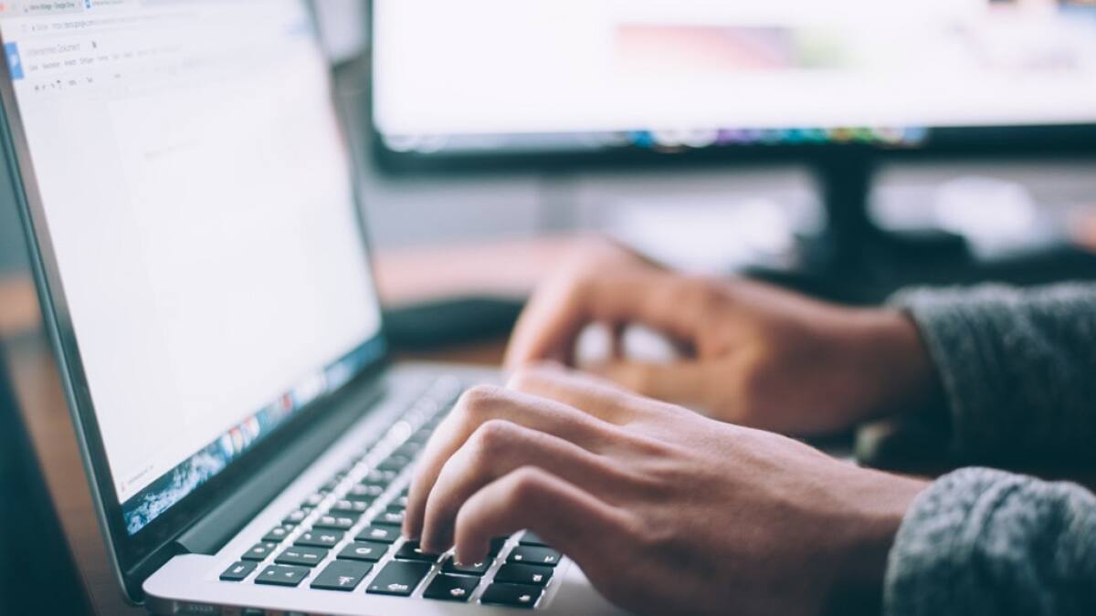 Los "hackers" de escuelas pueden utilizar varias técnicas como el "phishing" o "ransomware". Foto: Unsplash.