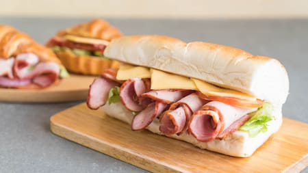 Este sencillo pan funciona para hacer un sándwich o también para acompañar picadas, dips, sopas o incluso para pan de hamburguesa.