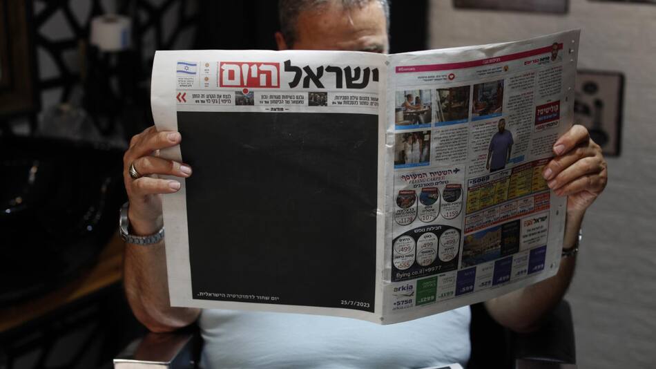Los diarios israelíes amanecen con portadas negras. Foto: EFE.