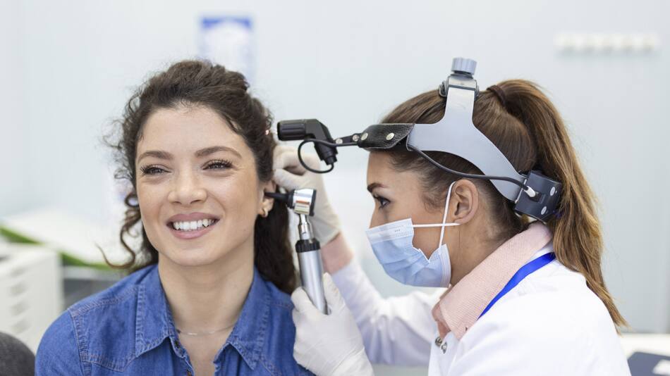 Médica revisando a una paciente. Foto: EFE.