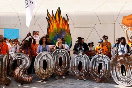 Activistas climáticos protestan contra los emisores de combustibles fósiles durante la COP28. Foto: Reuters.