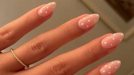 Polka dot nails, la nueva tendencia en uñas.