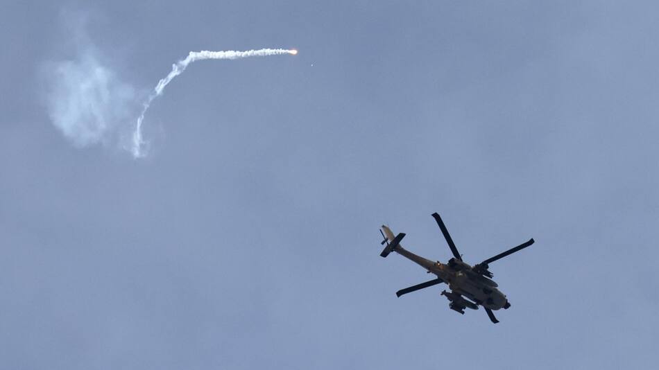 Un helicóptero militar israelí dispara bengalas sobre Gaza, visto desde Nahal Oz, Israel, 07 de diciembre de 2023. Reuters