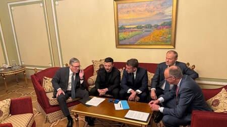 Volodimir Zelenski junto a Friedrich Merz, Emmanuel Macron, Keir Starmer y Donald Tusk. Foto: REUTERS.