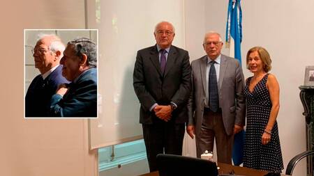 Ramón Puerta junto a Josep Borrell, quien adoptó la nacionalidad argentina