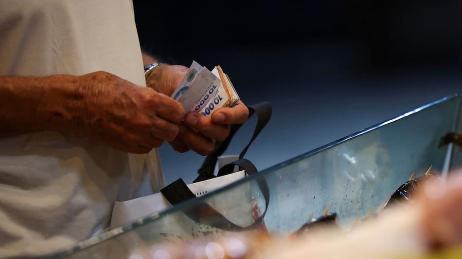 Dinero, plata, billetes. Foto: REUTERS/Agustin Marcarian.