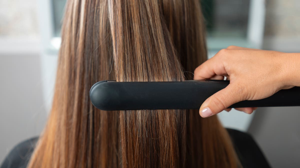 Cuál es el producto que hay que ponerse antes de plancharse el pelo.