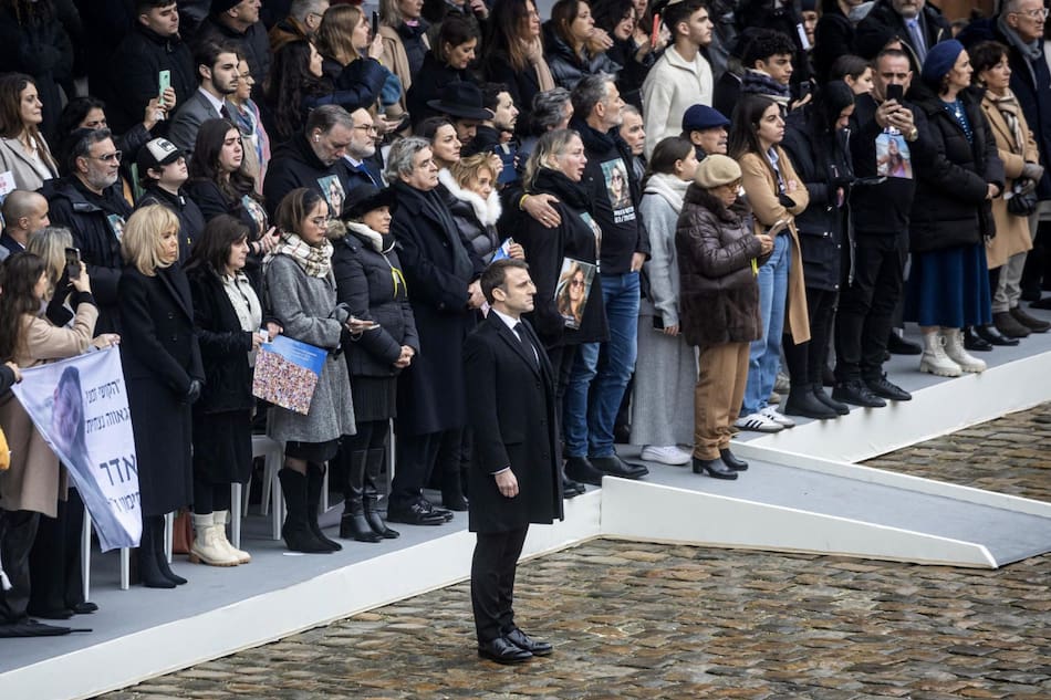Homenaje de Macron a fallecidos franceses en ataque de Hamás. Foto: EFE