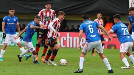 El Bicho fue superior pero debió trabajar más de la cuenta para llevarse el triunfo. Foto: NA.