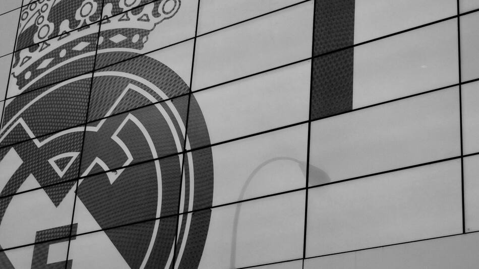 Afuera de la ciudad deportiva del Real Madrid. Foto: Flickr