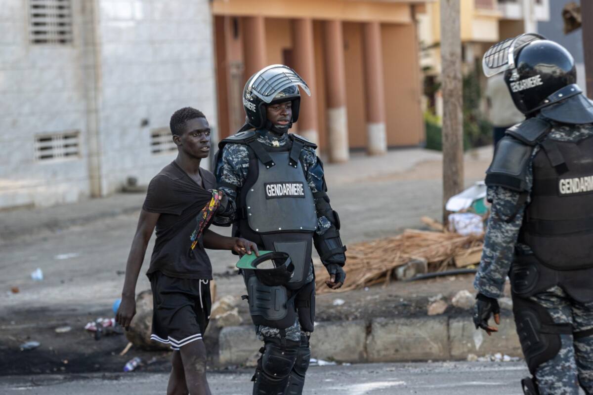 La policía detuvo, en su operación de seguridad, a varios hombres en las manifestaciones de Dakar, Senegal. Fuente: EFE.