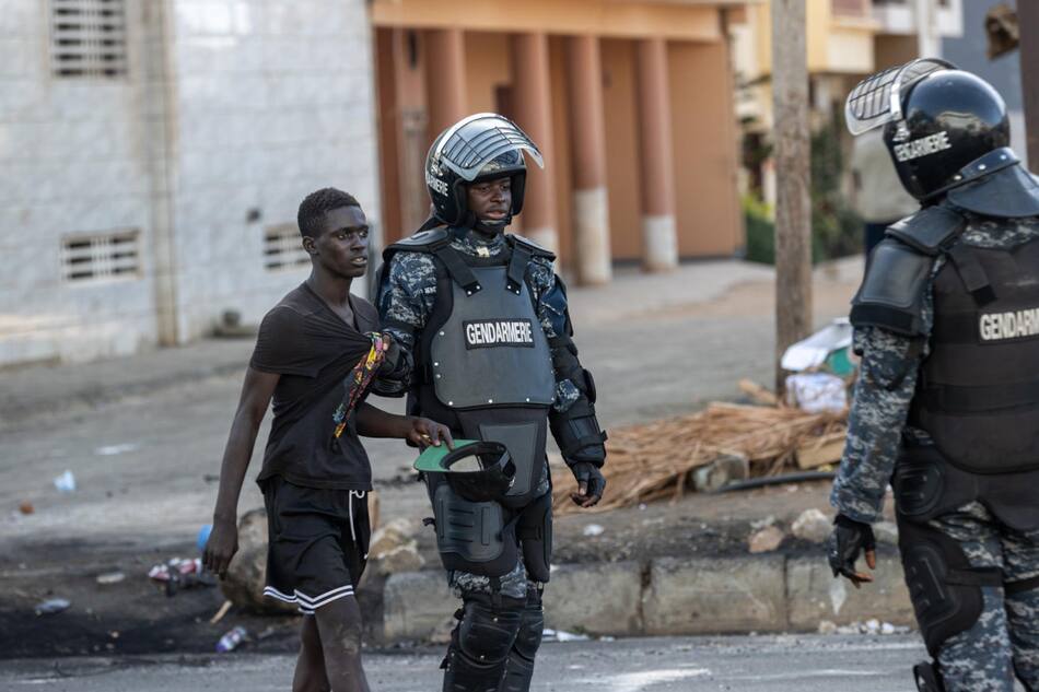 La policía detuvo, en su operación de seguridad, a varios hombres en las manifestaciones de Dakar, Senegal. Fuente: EFE.