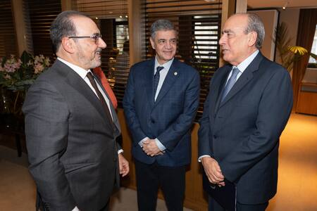 Guillermo Francos junto a Jorge Macri y al titular de la CAF, Sergio Díaz Granados.