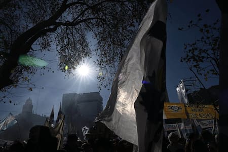Las columnas de Simpatizantes y militantes que arribaron a Plaza de Mayo, en el marco del acto convocado en respaldo a Cristina Fernández. FOTO: JUAN FOGLIA/NA.
