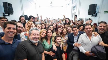 Cristina Kirchner junto a legisladores y dirigentes del peronismo en el Instituto Patria.