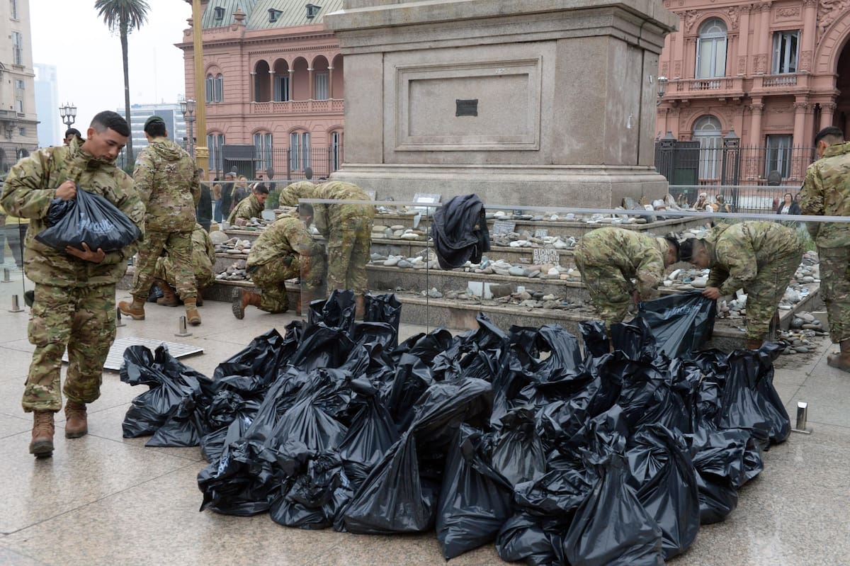 Retiro temporal de las piedras en homenaje a las víctimas de COVID -19 de Plaza de Mayo