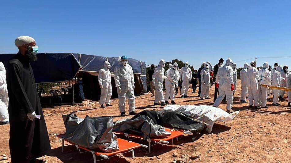 Equipos de rescate frente a cadáveres de víctimas. Foto: EFE