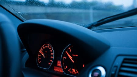 Velocímetro; autos; coches. Foto: Unsplash.