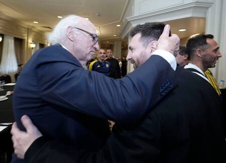 Carlos Bianchi se fundió en un abrazo con Lionel Messi en la previa de la Despedida de Riquelme. Foto: Twitter @BocaJuniors.