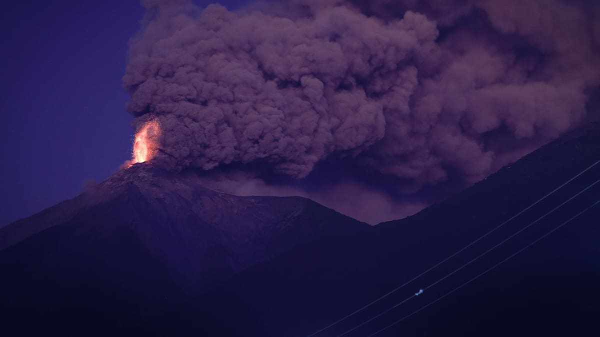 El volcán de Fuego en Guatemala entró "erupción masiva". Foto EFE