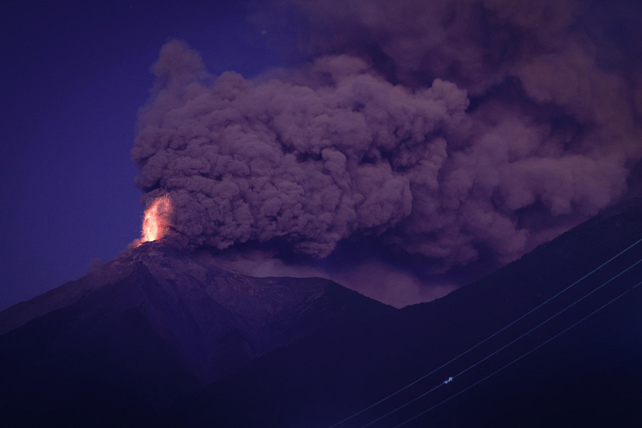 El volcán de Fuego en Guatemala entró "erupción masiva". Foto EFE