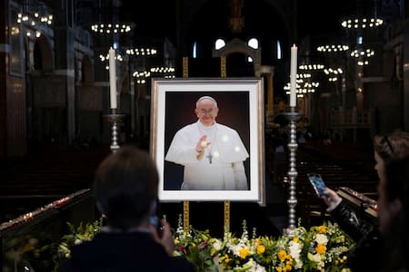 Homenajes al papa Francisco. Foto: Reuters/Belinda Jiao.