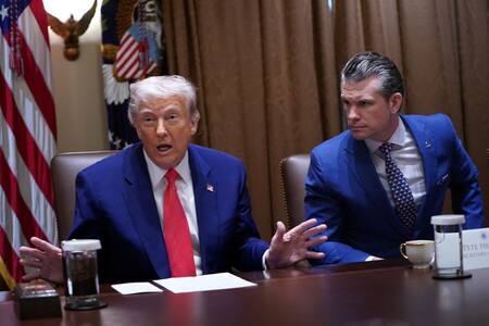 Donald Trump y Pete Hegseth. Foto: REUTERS/Nathan Howard.