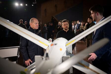 Olaf Scholz y Volodímir Zelenski visitaron una fábrica de drones en Ucrania. Foto: Reuters.