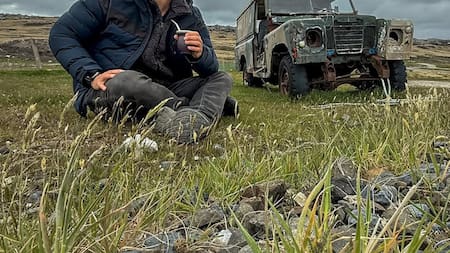 Juan Díaz se sentó a tomar un mate en las Islas Malvinas. Foto: Instagram @planetajuan