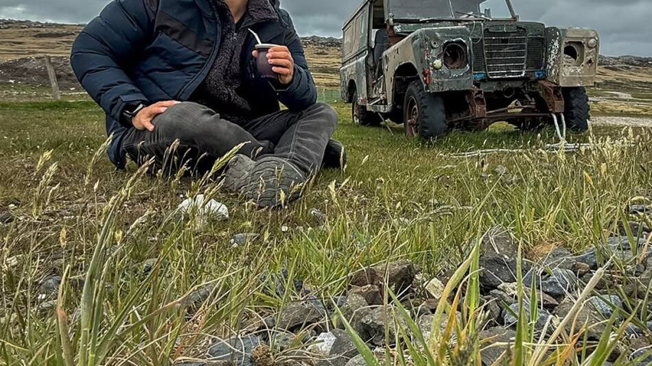 Juan Díaz se sentó a tomar un mate en las Islas Malvinas. Foto: Instagram @planetajuan