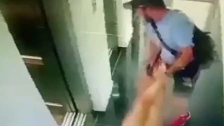 Momento que arrastró a su pareja. Foto: captura cámara de seguridad.