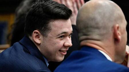 Kyle Rittenhouse habla con sus abogados durante el juicio (Foto: Reuters)