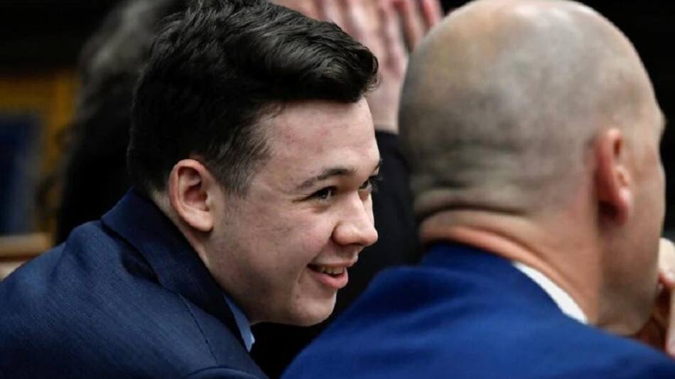 Kyle Rittenhouse habla con sus abogados durante el juicio (Foto: Reuters)