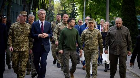 Jens Stoltenberg, Volodímir Zelenski y Oleksandr Syrskyi. Foto: Reuters.