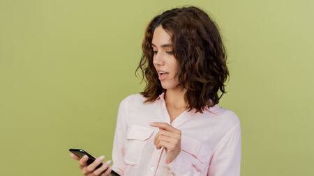 Borrar mensajes no leídos en WhatsApp. Foto: Freepik.