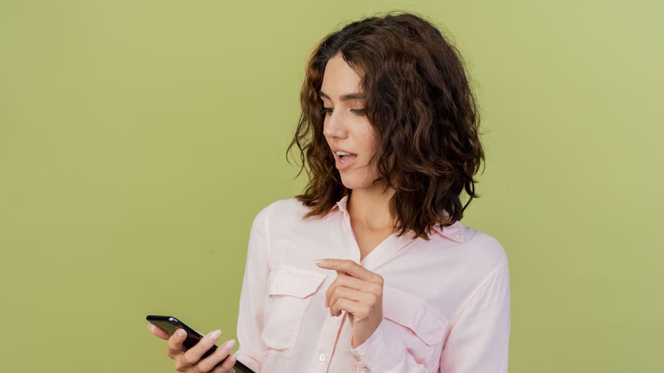 Borrar mensajes no leídos en WhatsApp. Foto: Freepik.