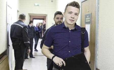 Bielorrusia hizo aterrizar un avión con pasajeros para detener a bloguero opositor, activista Roman Protasevich, foto Reuters