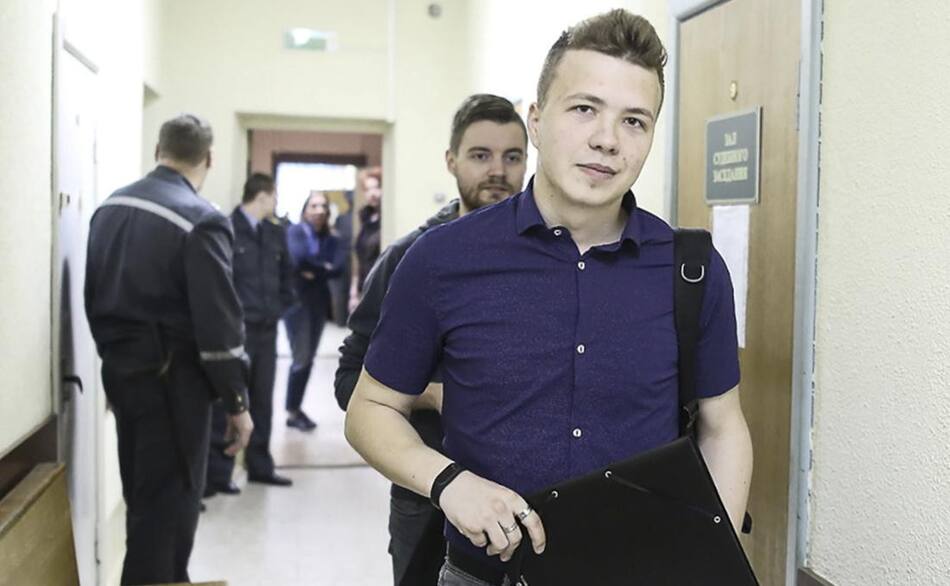 Bielorrusia hizo aterrizar un avión con pasajeros para detener a bloguero opositor, activista Roman Protasevich, foto Reuters