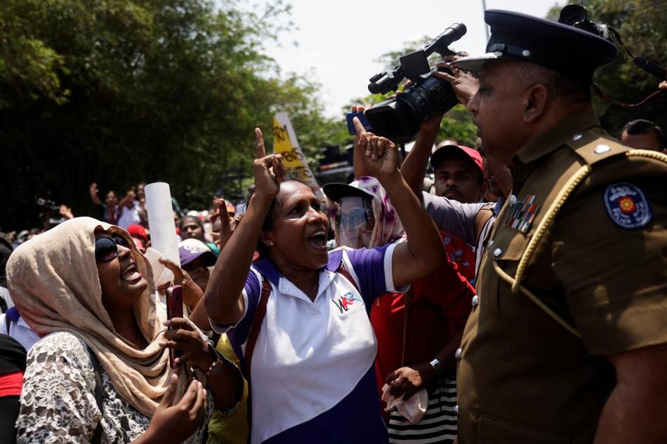 La policía intenta bloquear la movilización por el #8M. Foto: Reuters.