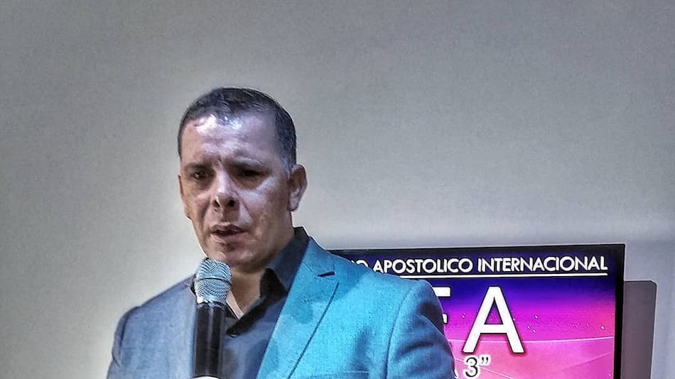 El pastor Esteban Oviedo.